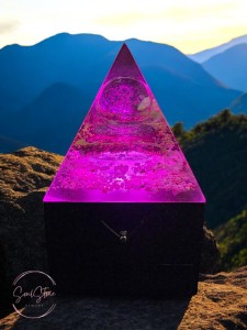 SoulStone Designs pyramid orgonite lamp with Metatron's Cube sphere, Flower of Life disc, and 6 crystal points on wooden base with LED light.
